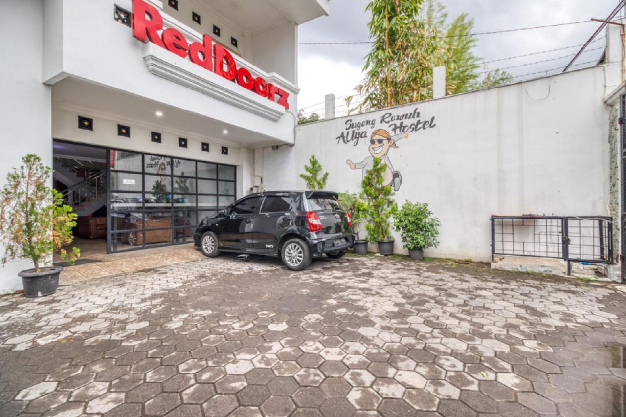 RedDoorz Hostel near Stadion Mandala Krida Yogya Yogyakarta Dış mekan fotoğraf