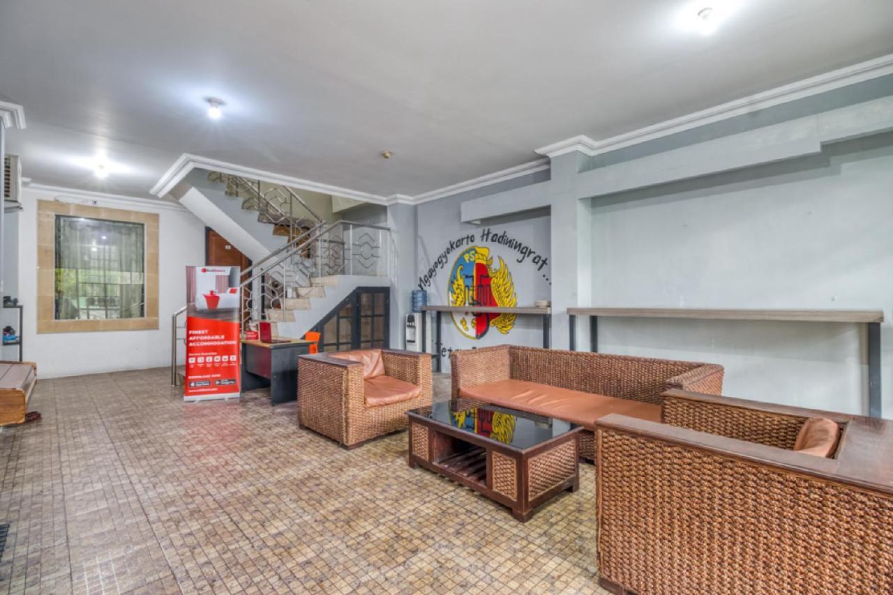 RedDoorz Hostel near Stadion Mandala Krida Yogya Yogyakarta Dış mekan fotoğraf