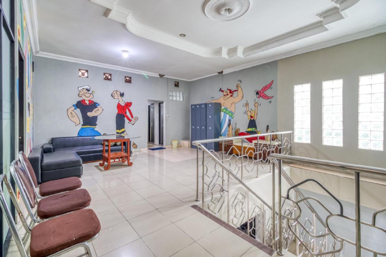 RedDoorz Hostel near Stadion Mandala Krida Yogya Yogyakarta Dış mekan fotoğraf