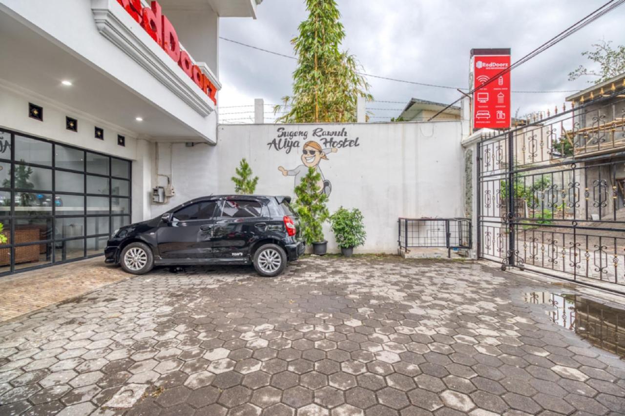 RedDoorz Hostel near Stadion Mandala Krida Yogya Yogyakarta Dış mekan fotoğraf