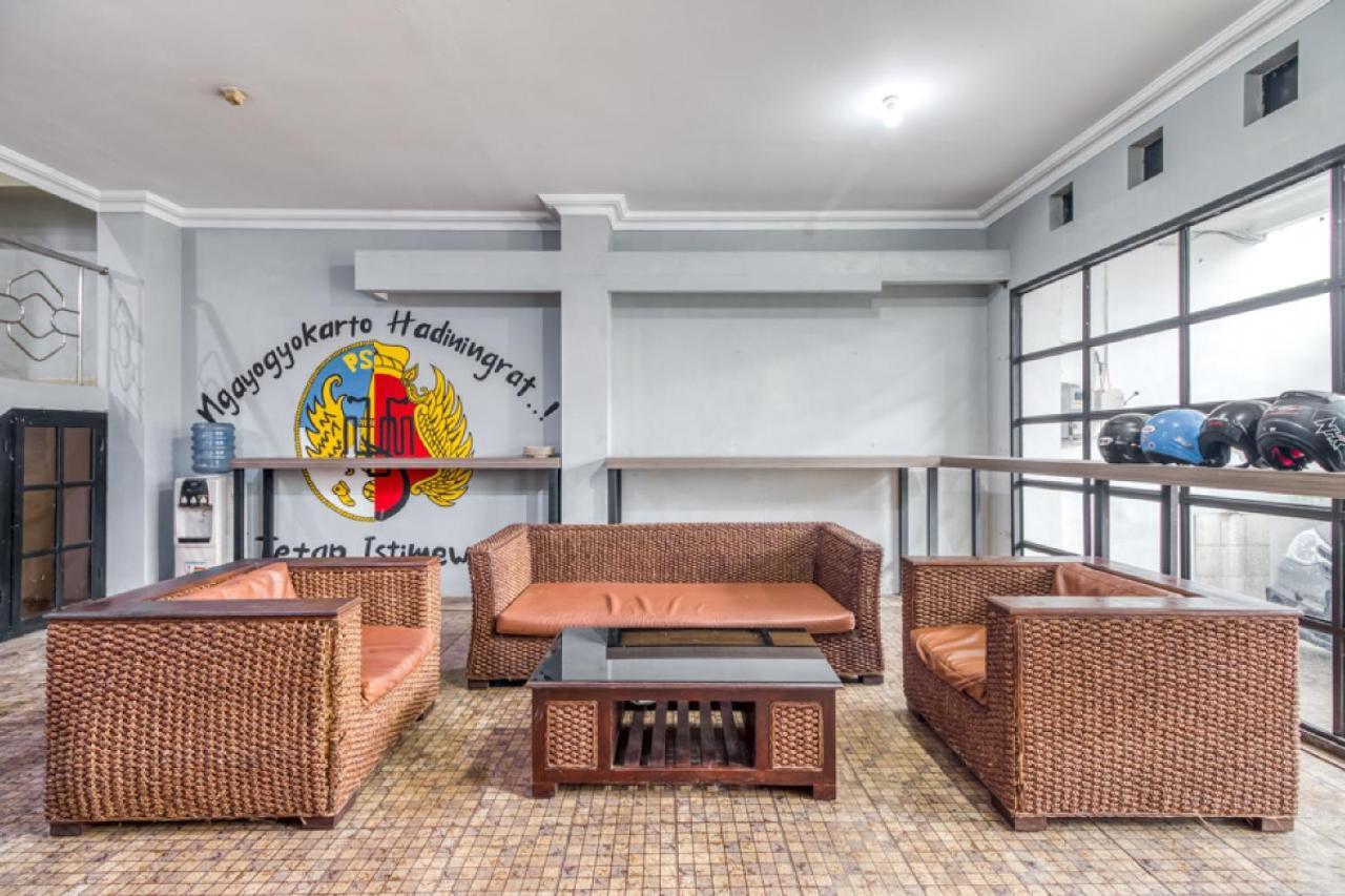 RedDoorz Hostel near Stadion Mandala Krida Yogya Yogyakarta Dış mekan fotoğraf