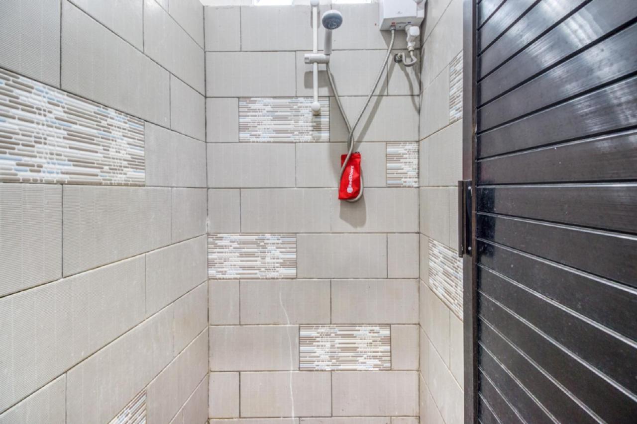 RedDoorz Hostel near Stadion Mandala Krida Yogya Yogyakarta Dış mekan fotoğraf