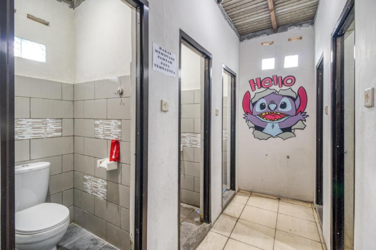 RedDoorz Hostel near Stadion Mandala Krida Yogya Yogyakarta Dış mekan fotoğraf