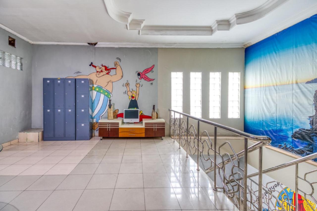 RedDoorz Hostel near Stadion Mandala Krida Yogya Yogyakarta Dış mekan fotoğraf